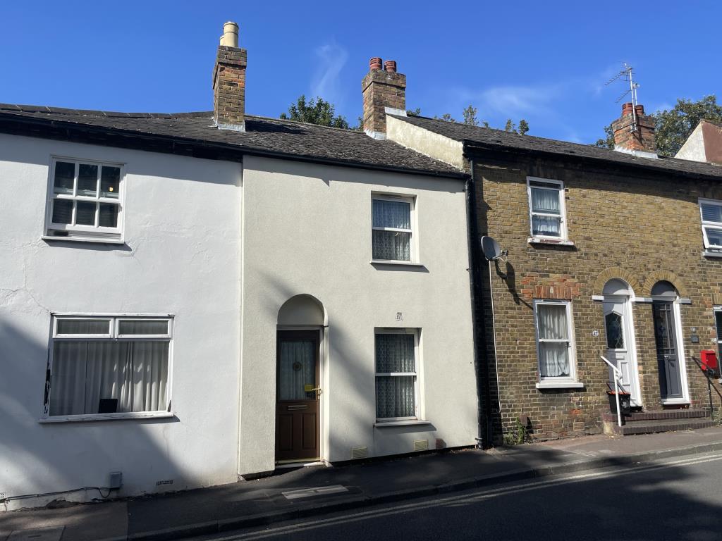 Lot: 12 - HOUSE FOR IMPROVEMENT IN TOWN CENTRE - Front view of house for improvement